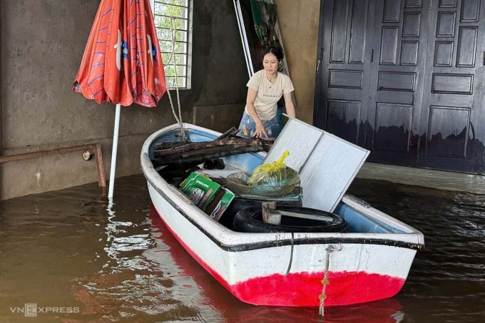 Nước ngập vào sân 30 cm, chị Quỳnh đã đưa hết tài sản lên cao. Ảnh: Đắc Thành