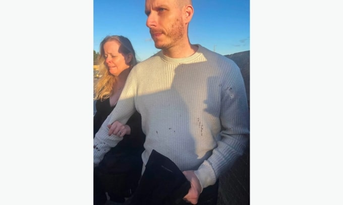 Arnold và bạn trai, người mặc áo lấm tấm máu, trước khi lên tàu tại ga Huntingdon ngày 2/11. Ảnh: Mirror