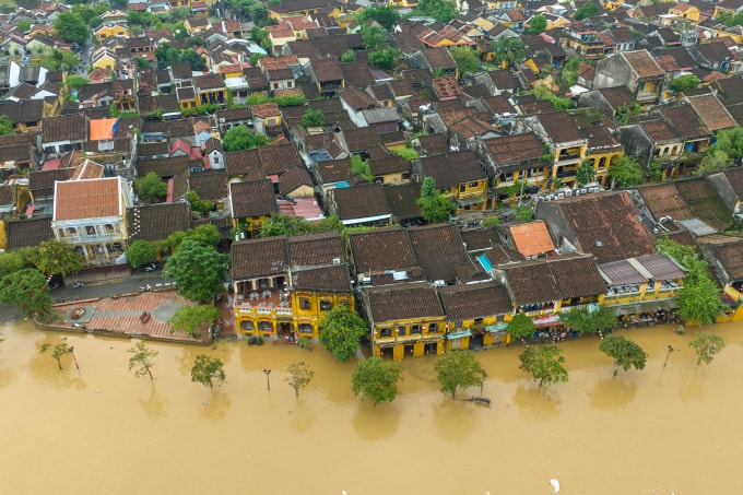Phố cổ Hội An nguy cơ ngập trở lại khi lũ sông Thu Bồn lên báo động ba. Ảnh: Văn Đông
