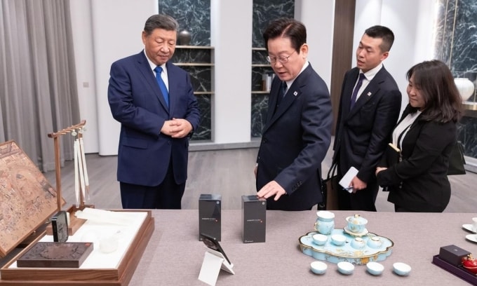 Tổng thống Hàn Quốc Lee Jae-myung (giữa) và Chủ tịch Trung Quốc Tập Cận Bình xem qua các quà tặng ngày 1/11. Ảnh: Yonhap