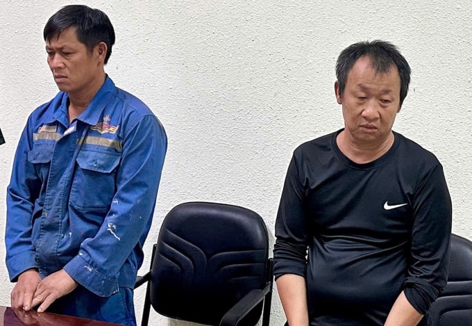 Lê Văn Hỡi (bìa phải) cùng em trai Lê Văn Âu. Ảnh: Công an TP HCM