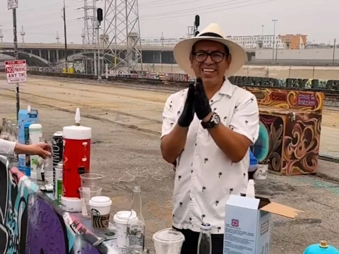 Juan Naula trong một sự kiện dọn rác ở Los Angeles, California. Ảnh: WP