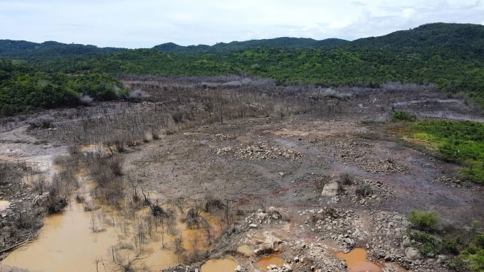 Một góc hồ bị vỡ nằm trên núi cao khoảng 400 m, cách vị trí dân cư hơn 5 km. Ảnh: Bùi Toàn