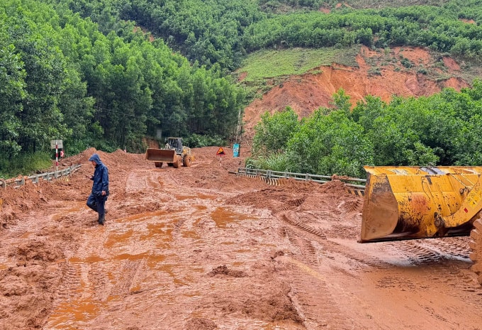 Dọn đất đá sạt lở trên đường Hồ Chí Minh. Ảnh: Cục Đường bộ VN