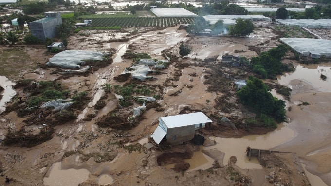 Lũ trên núi tàn phá khu vực vườn, rãy, nhà của người dân phía dưới. Ảnh: Bùi Toàn