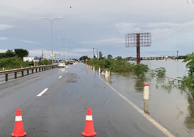 Nước ngập 0,4m trên quốc lộ 1 qua Đà Nẵng khiến phương tiện lưu thông chậm. Ảnh: Cục Đường bộ VN