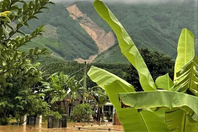 Khu vực khe Ông Đà sạt lở sáng 3/11. Ảnh: Nam Em