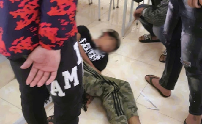 Nam sinh bị đánh gục trong lớp ở trường Cao đẳng Nông nghiệp Thanh Hóa. Ảnh: Lam Sơn