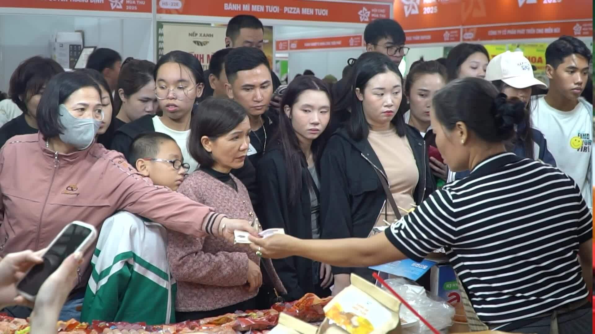 Khách đội mưa ăn đặc sản ở hội chợ mùa thu