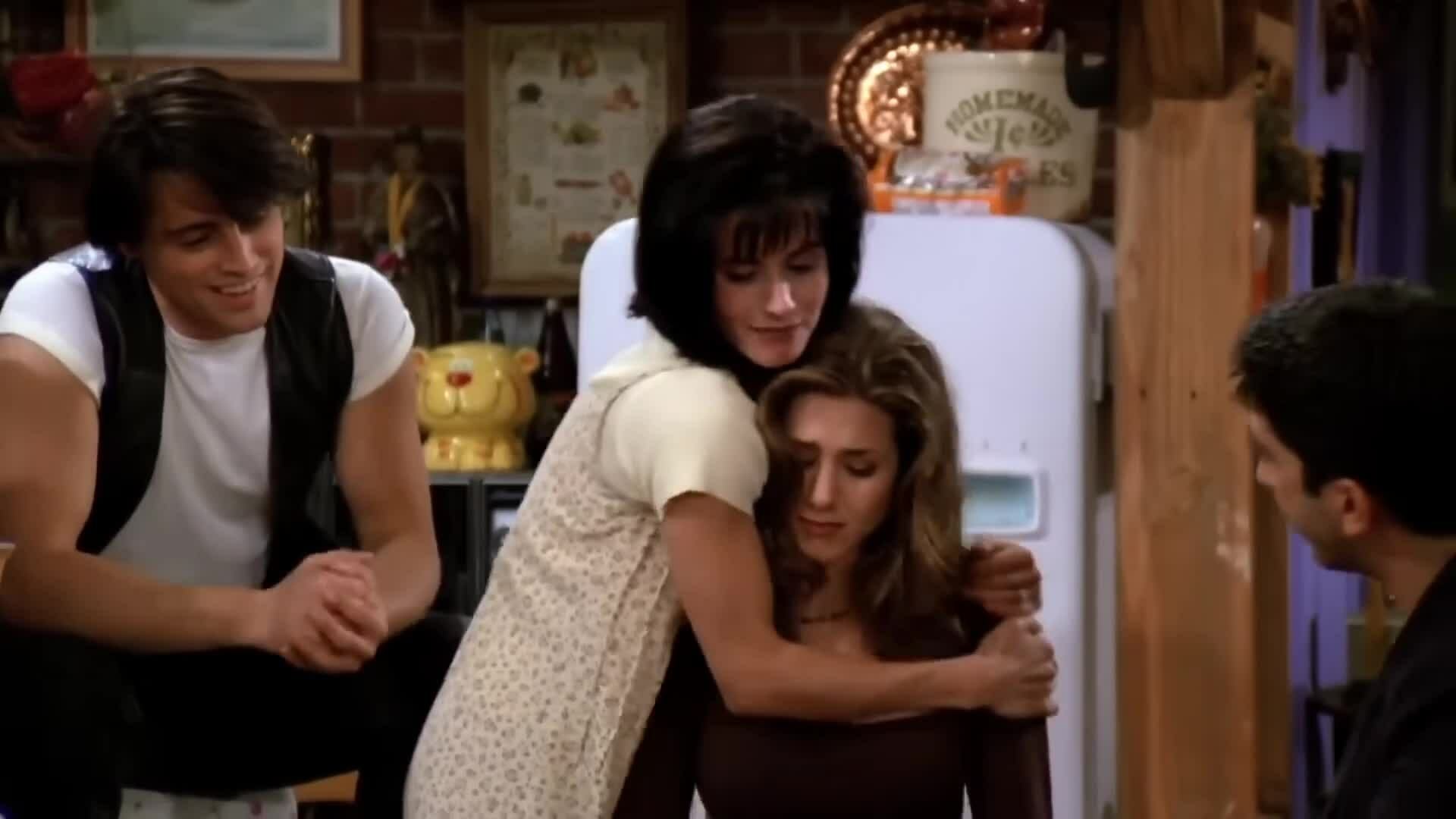 Jennifer Aniston và Courteney Cox trong tập 1 