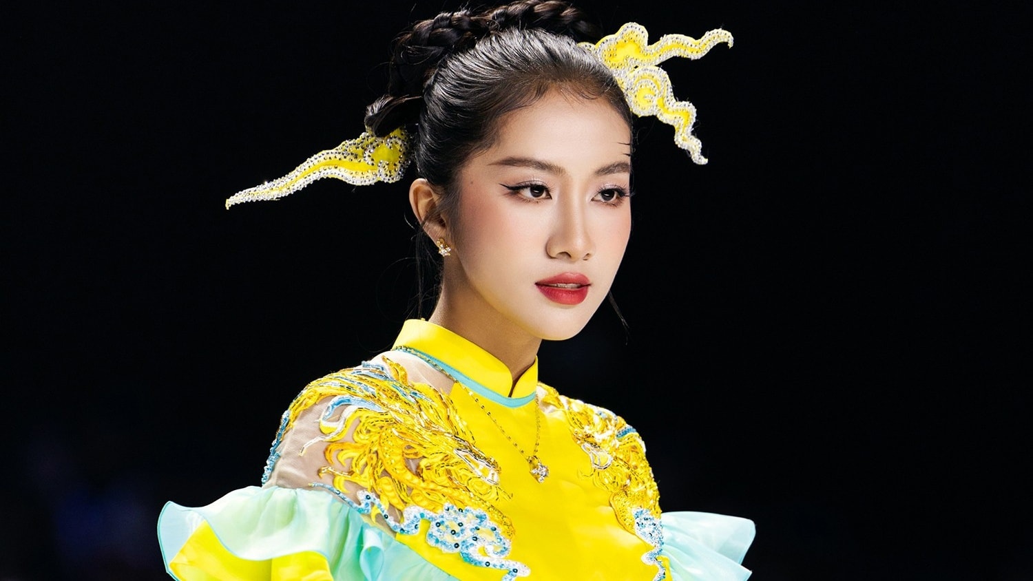 Hoa hậu Hà Trúc Linh diễn thời trang