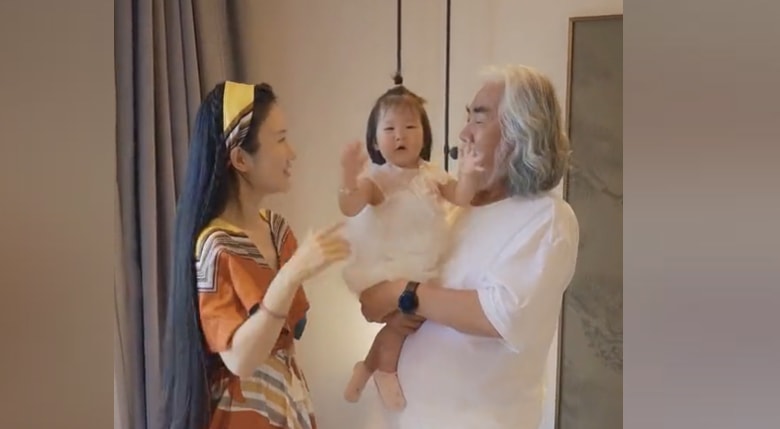 Trương Kỷ Trung bên vợ và con gái