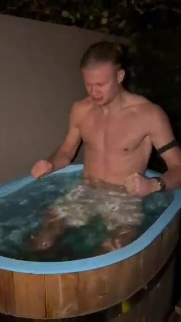 Haaland ngâm mình trong nước đá để lấy động lực