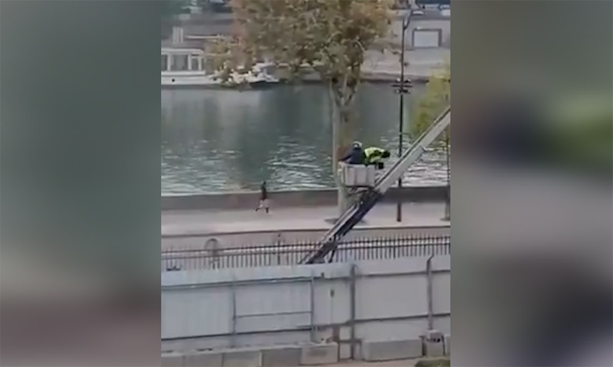 Khoảnh khắc nghi phạm tẩu thoát khỏi bảo tàng Louvre