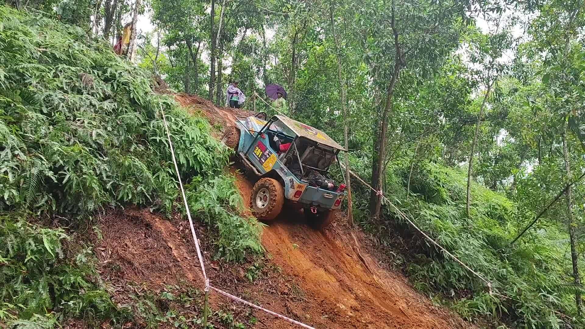 Tài xế Việt đua xe địa hình