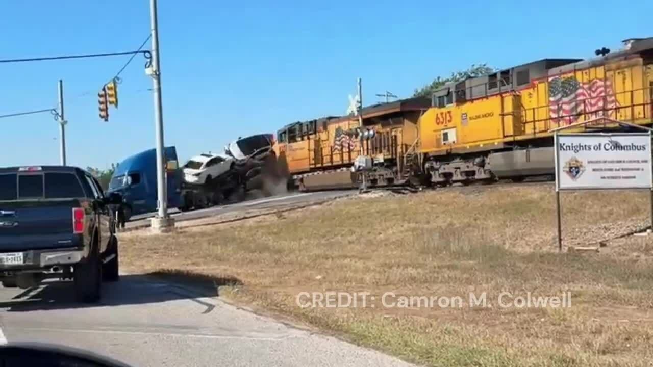 Tàu hỏa đâm bay xe đầu kéo chở ôtô