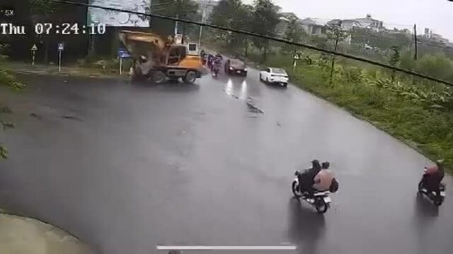 Xe máy xúc đâm vào hai người đi xe máy