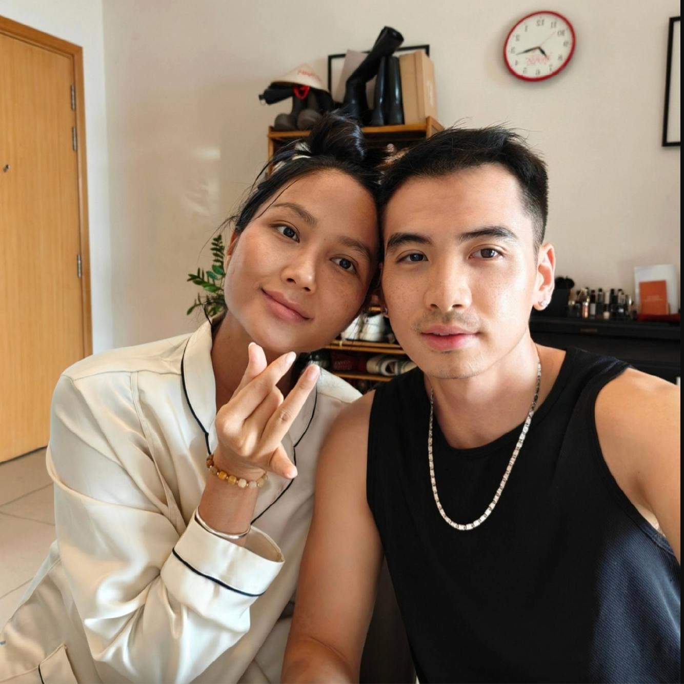 Vợ chồng H'Hen Niê xin lỗi sau clip 'dùng sữa mẹ pha cafe mời bạn', khán giả đưa ra lời khuyên thấm thía- Ảnh 2. Vợ chồng H'Hen Niê xin lỗi sau clip 'dùng sữa mẹ pha cafe mời bạn', khán giả đưa ra lời khuyên thấm thía- Ảnh 2.