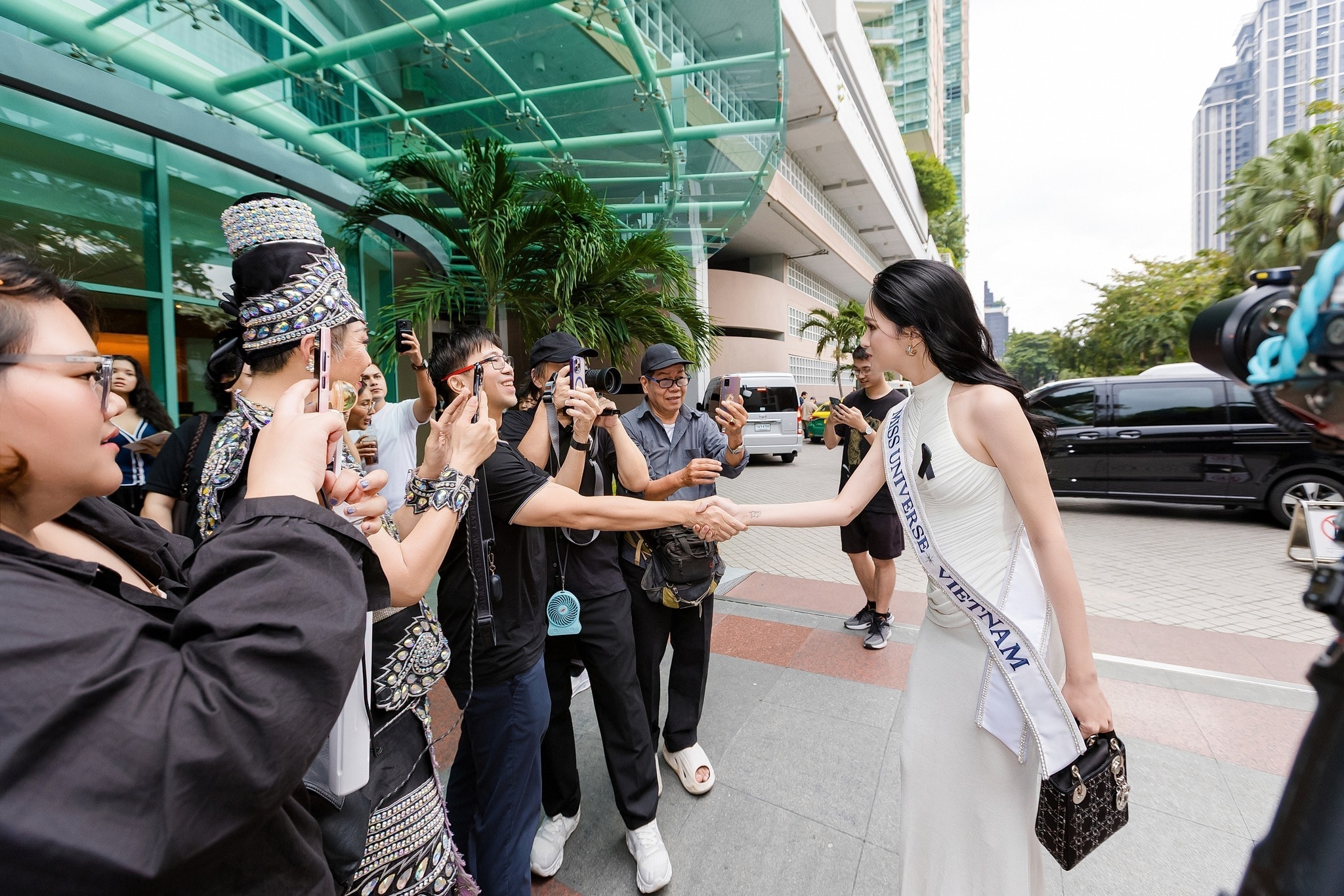 Hương Giang liên tục được truyền thông quốc tế săn đón khi thi Miss Universe - 5