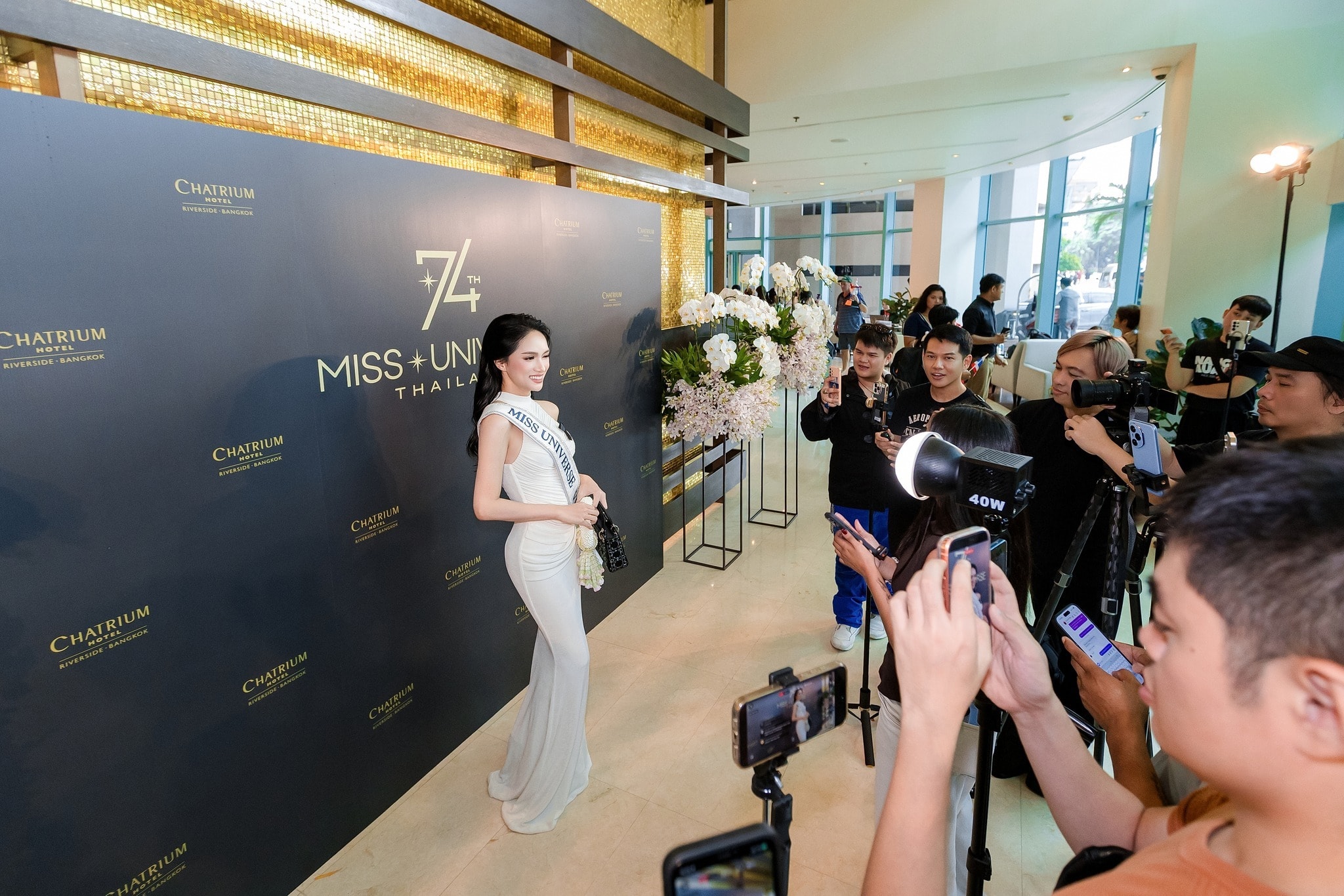 Hương Giang liên tục được truyền thông quốc tế săn đón khi thi Miss Universe - 6