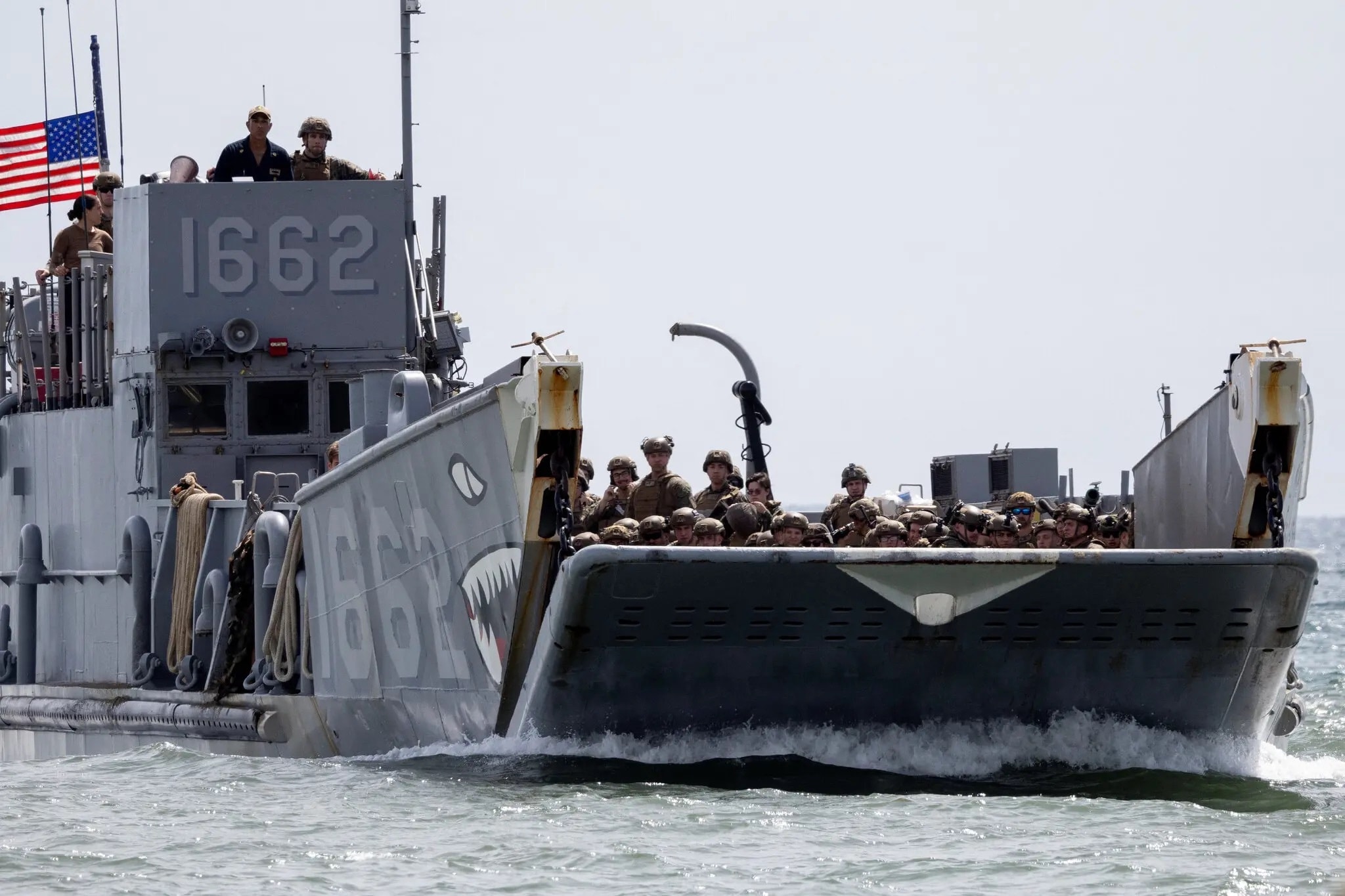 Tổng thống Trump đã cho phép thực hiện hàng loạt cuộc không kích nhằm vào các tàu chở những người mà ông cáo buộc là buôn lậu ma tuý từ Nam Mỹ. (Ảnh: Reuters)