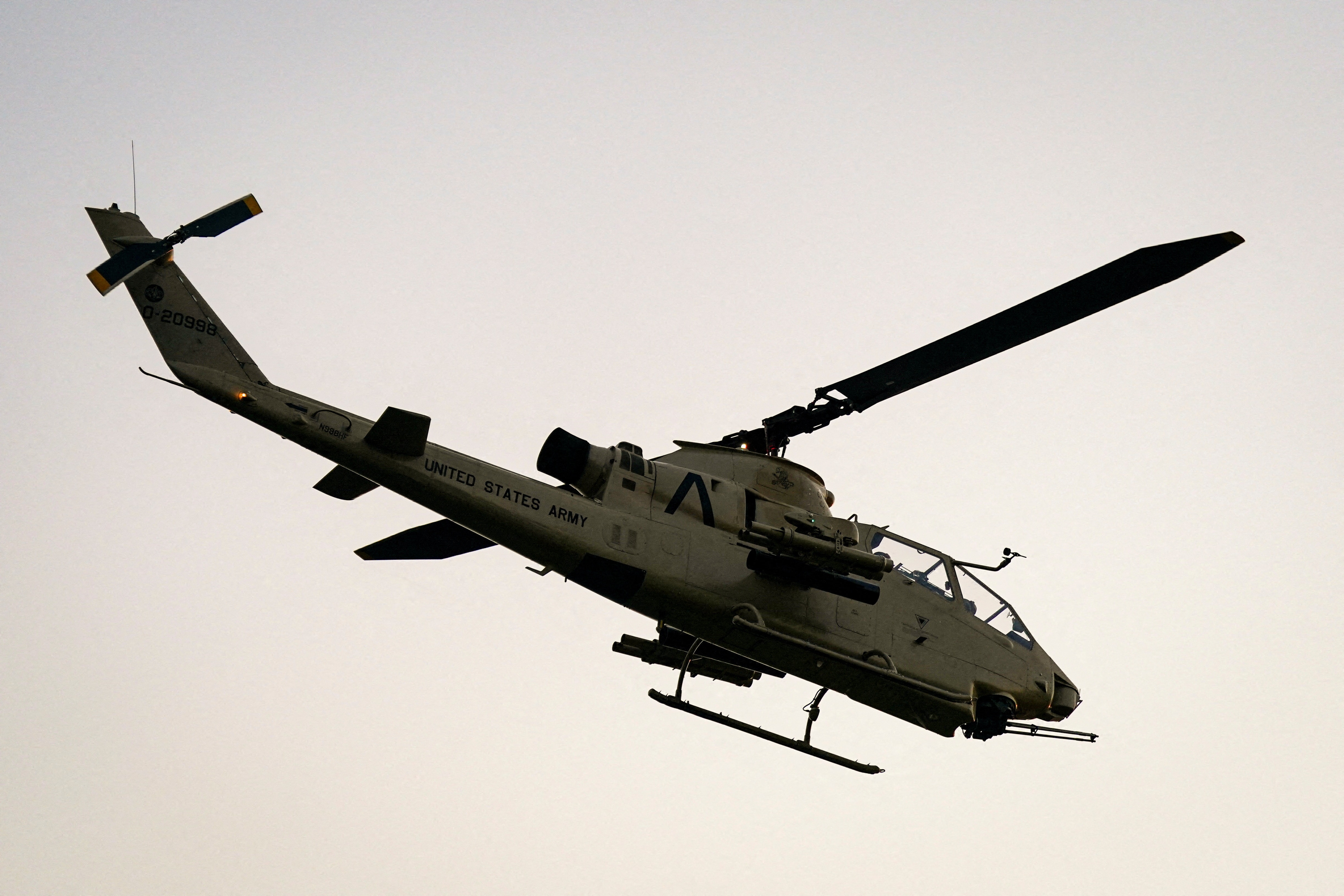 Trực thăng tấn công Bell AH-1 Cobra, được sử dụng trong Lễ kỷ niệm và Diễu hành 250 năm thành lập Lục quân Mỹ, chuẩn bị hạ cánh xuống National Mall ở Washington D.C., Mỹ, ngày 11/6/2025. (Ảnh: Al Drago/Reuters/File Photo)