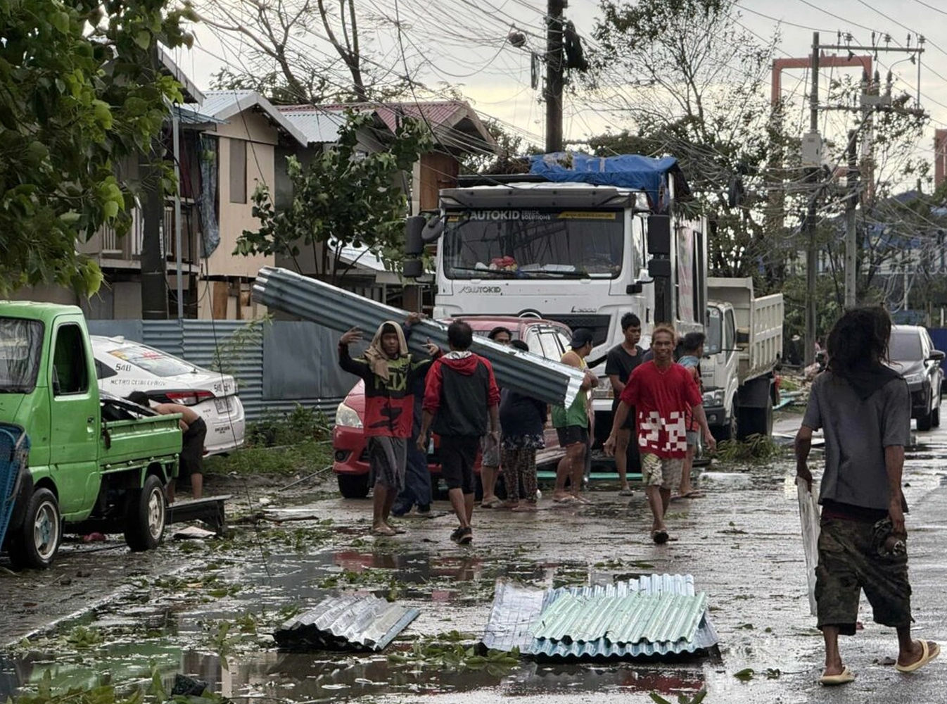 Hình ảnh tan hoang sau khi bão đổ bộ. (Ảnh: CND)
