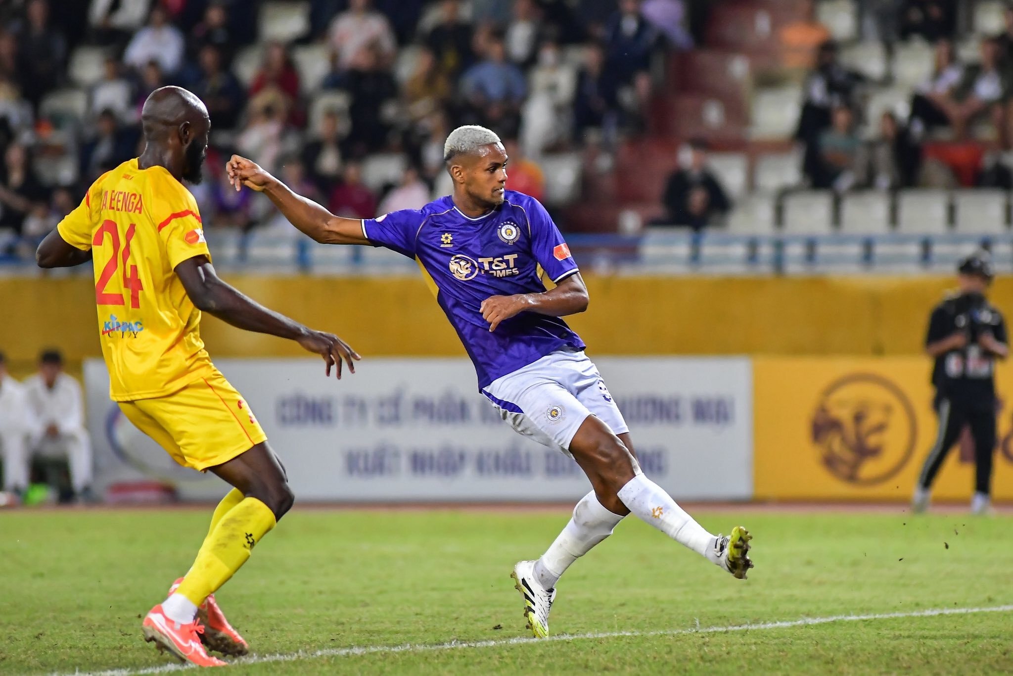 Hà Nội FC đấu với PVF CAND.