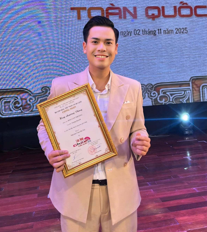 Diễn viên chèo Quang Trưởng vừa giành Huy chương vàng tại Liên hoan Chèo toàn quốc 2025.