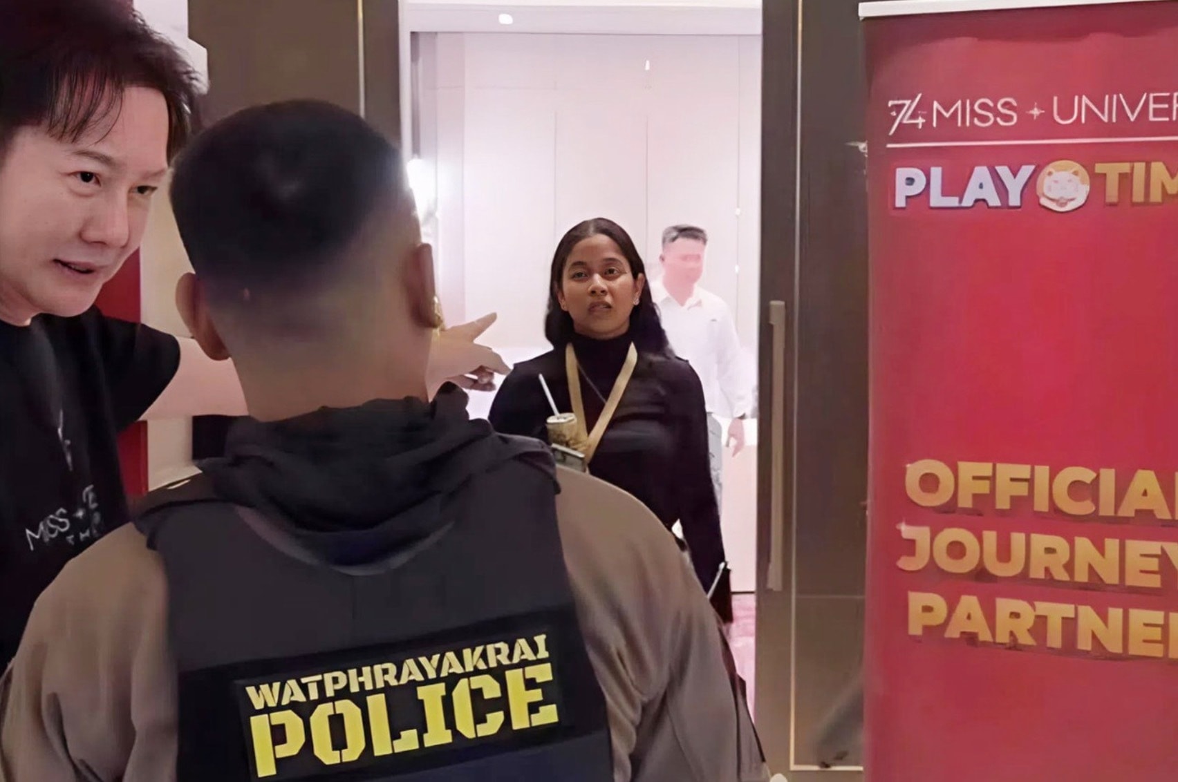 Cảnh sát gỡ bỏ băng rôn quảng cáo ứng dụng cờ bạc tại nơi tổ chức Miss Universe 2025.