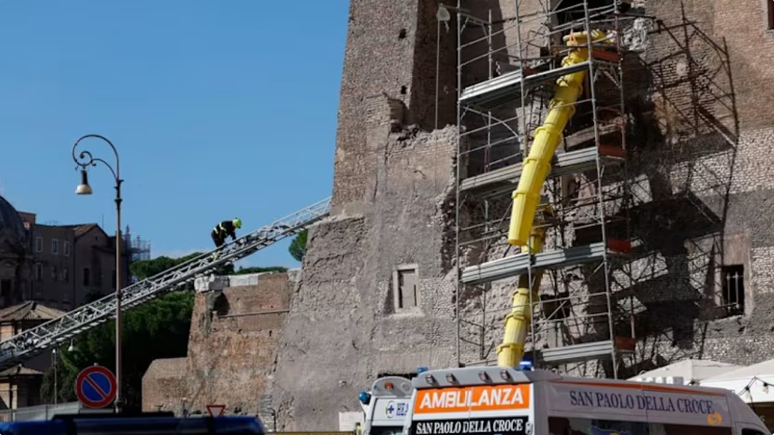 Lực lượng cứu hộ khẩn trương làm việc tại hiện trường vụ sập một phần tháp Torre dei Conti. Ảnh: Reuters