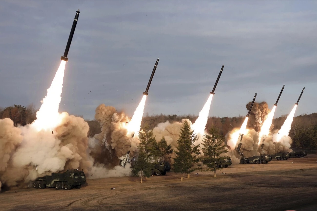 Pháo binh Triều Tiên diễn tập trước khi Bộ trưởng Mỹ thị sát biên giới.