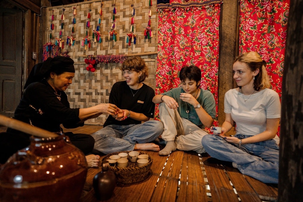 Xếp hàng trải nghiệm ẩm thực ở gian hàng Làng du lịch tốt nhất thế giới - 6 Xếp hàng trải nghiệm ẩm thực ở gian hàng Làng du lịch tốt nhất thế giới - 6