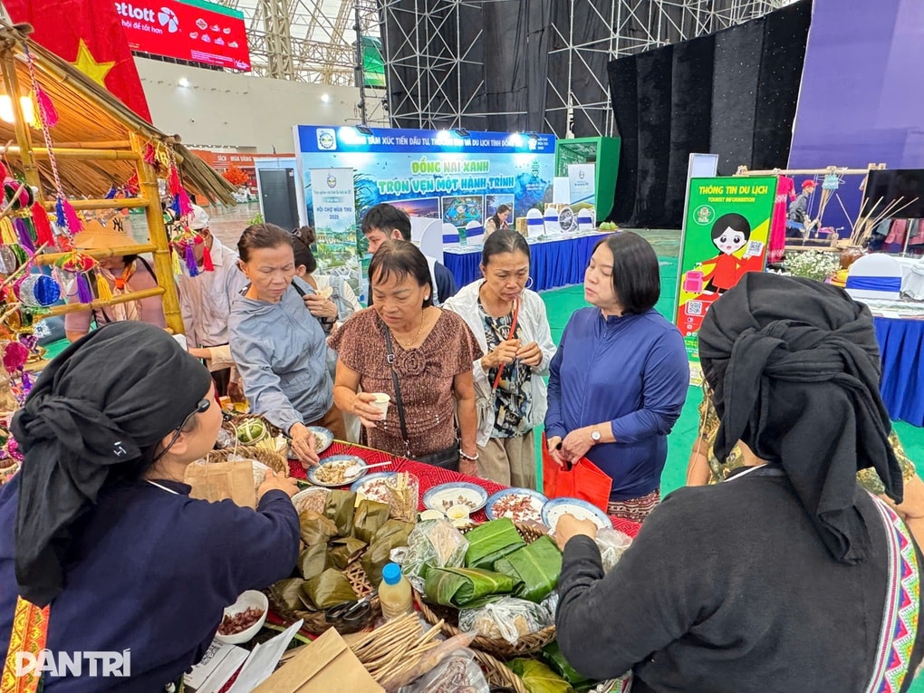 Xếp hàng trải nghiệm ẩm thực ở gian hàng Làng du lịch tốt nhất thế giới - 1 Xếp hàng trải nghiệm ẩm thực ở gian hàng Làng du lịch tốt nhất thế giới - 1