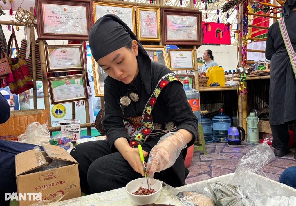 Xếp hàng trải nghiệm ẩm thực ở gian hàng Làng du lịch tốt nhất thế giới - 3 Xếp hàng trải nghiệm ẩm thực ở gian hàng Làng du lịch tốt nhất thế giới - 3