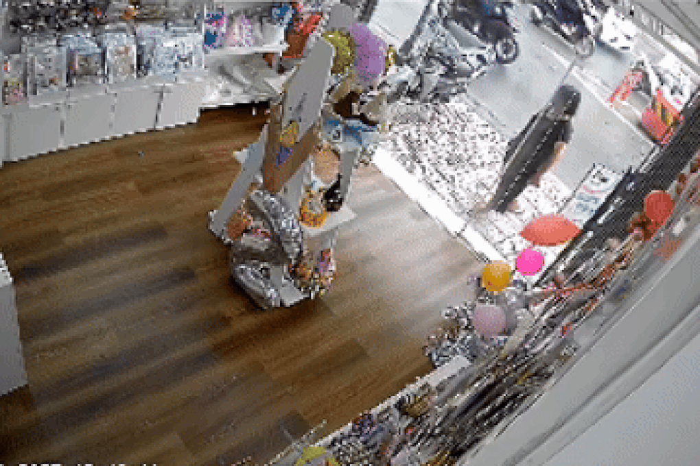 Chủ tiệm rơi nước mắt vì câu nói của hàng xóm sau 7 năm đỗ xe nhờ - 1 Chủ tiệm rơi nước mắt vì câu nói của hàng xóm sau 7 năm đỗ xe nhờ - 1