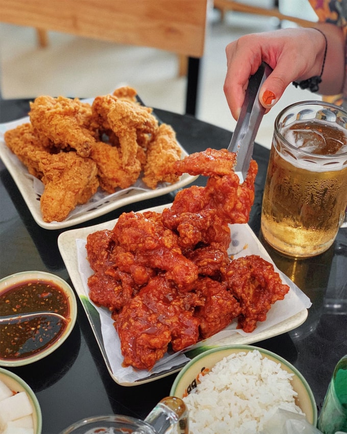 Gà rán kết hợp với bia giúp thư giãn sau một ngày làm việc. Ảnh: