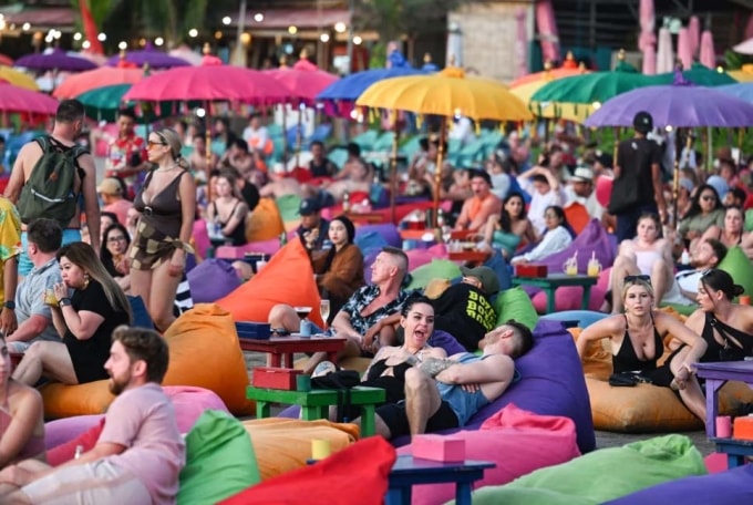 Bãi tắm ở Kuta, Bali, Indonesia kín người. Ảnh: AFP