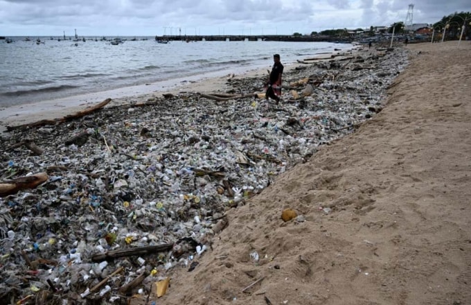Rác phủ kín một bãi biển ở Bali, Indonesia. Ảnh: AFP