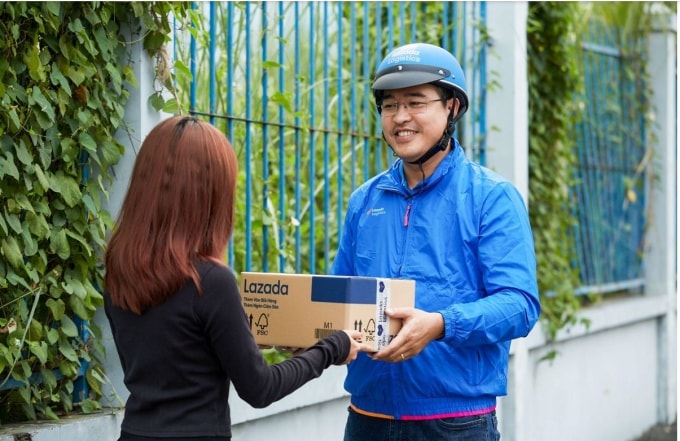 Nhân viên Lazada giao hàng cho khách. Ảnh: Lazada