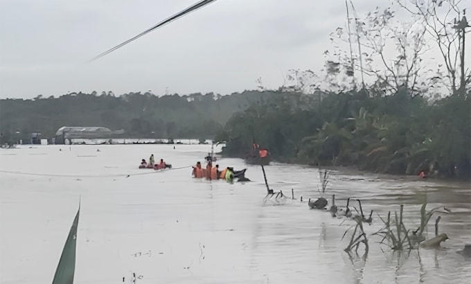 Lực lượng chức năng tìm kiếm thi thể cháu Hà chiều 31/10. Ảnh: Quảng Phương