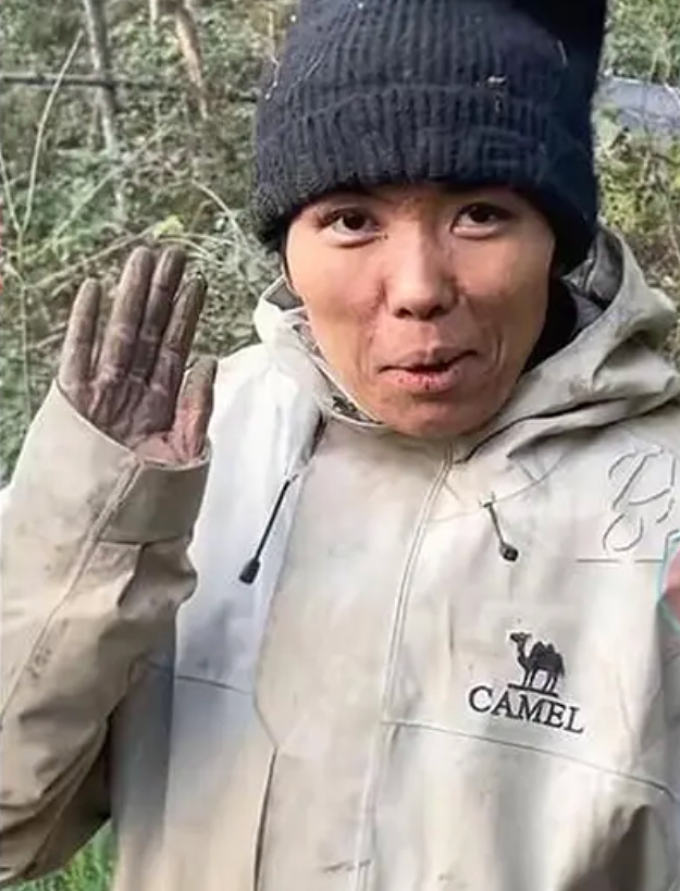 Vẻ ngoài khác lạ của Yang Chaoqin sau 16 ngày sinh tồn trên núi ở tỉnh Hồ Nam, Trung Quốc, hôm 24/10. Ảnh: QQ