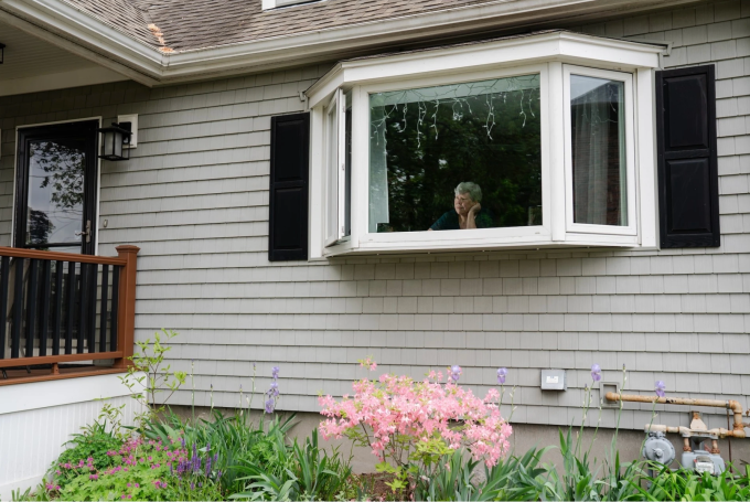 Một người dân sống đối diện với sân pickleball Braintree Pickleball Players nói khó chịu với tiếng ồn khi người chơi đập bóng. Ảnh: Sophie Park/Theo tờ Washington Post