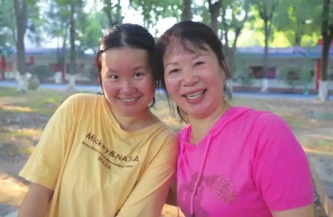 Yang Fang (áo vàng) ngồi cạnh mẹ trong công viên tỉnh Hồ Nam, tháng 9/2025. Ảnh: World Journal