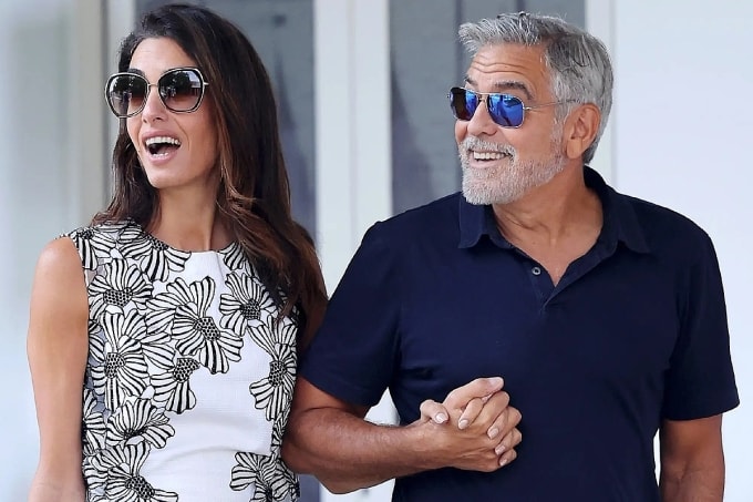 George Clooney nắm tay vợ trên đường tham dự Liên hoan phim Venice 2023. Ảnh: GC Images