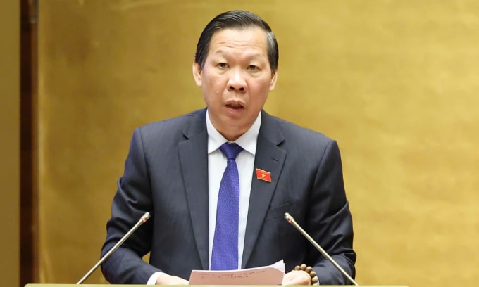 Chủ nhiệm Ủy ban Kinh tế và Tài chính Phan Văn Mãi trình bày báo cáo thẩm tra, sáng 4/11. Ảnh: Media Quốc hội