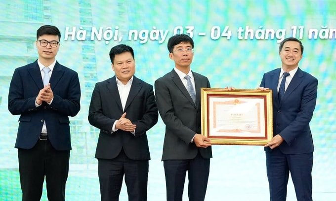 Thứ trưởng Trần Văn Thuấn (phải) trao bằng khen cho đại diện Trung tâm đột quỵ. Ảnh: Thế Anh