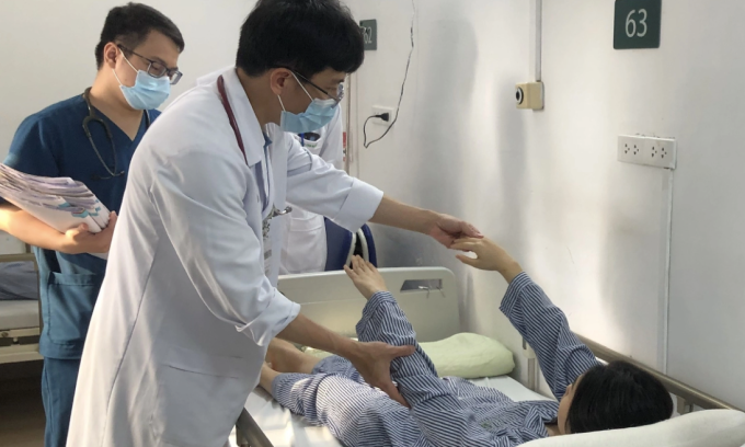 Một bệnh nhân trẻ điều trị tại Trung tâm Đột quỵ, Bệnh viện Bạch Mai. Ảnh:Đỗ Hằng