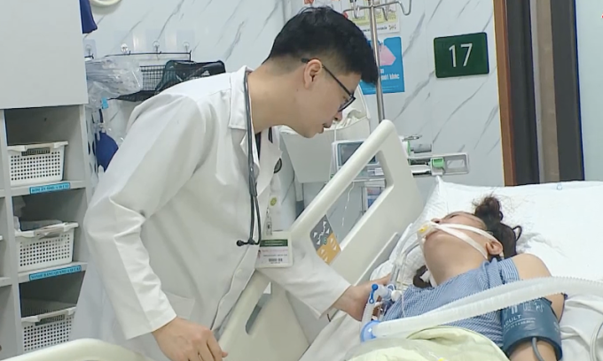 Một bệnh nhân nằm điều trị tại Trung tâm đột quỵ, Bệnh viện Bạch Mai ngày 3/11. Ảnh: Nguyễn Chinh