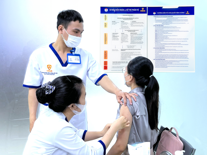 Một giáo viên tiểu học ở TP HCM tiêm vaccine thủy đậu và vaccine 3 trong 1 phòng sởi - quai bị - rubella tại Hệ thống Tiêm chủng VNVC. Ảnh: Diệu Thuần
